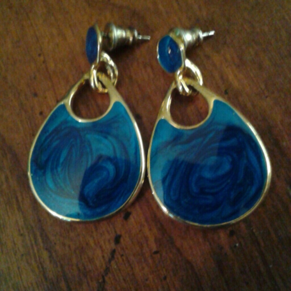 Vintage gold tone earrings blue enamal